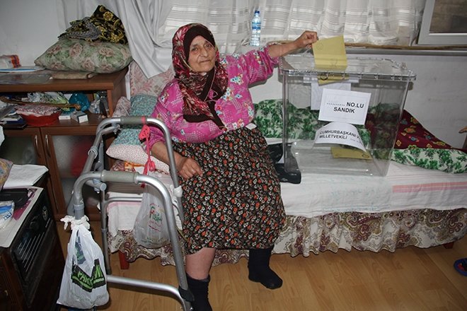 Yatağa bağımlı hastalar için seyyar sandık