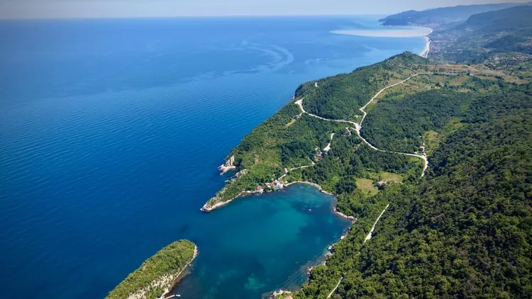 Gideros Bay draws visitors with nature and history