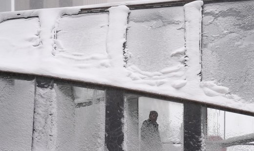 Snowfall disrupts life in Toronto