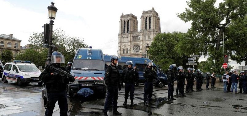 POLICE SHOOTS A TERROR SUSPECTED OUTSIDE NOTRE DAME IN PARIS