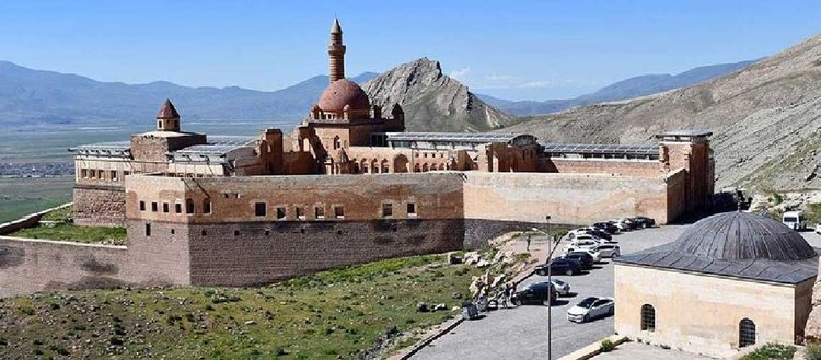Osmanlı’nın en seçkin eserlerinden İshak Paşa Sarayı ziyarete açıldı