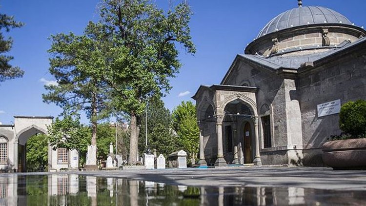 Mevlana’nın hocası Seyyid Burhaneddin’in türbe ve bahçesi sessizliğe büründü