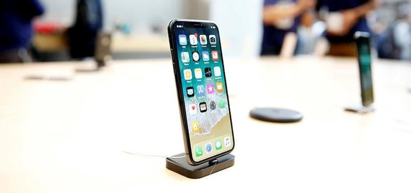 APPLE BRIEFLY WORTH MORE THAN $900B