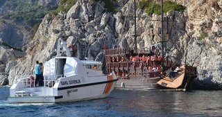 Korsan gezi teknesi kayalıklara çarptı !