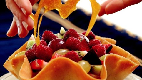 Vanilya Ve Badem Aromalı Kaselerde Meyve Salatası