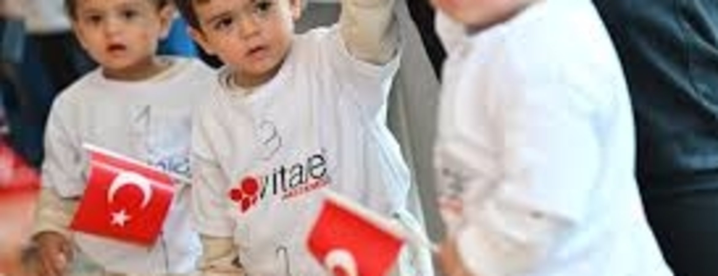 Antalya’da aynı hastanede doğan üçüzler etkinlikte buluştu