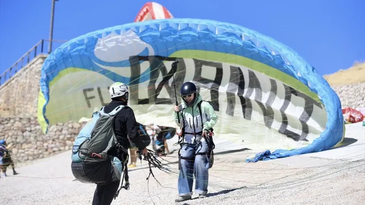 Chinese tourists flock to Fethiye for Babadağ paragliding during golden week