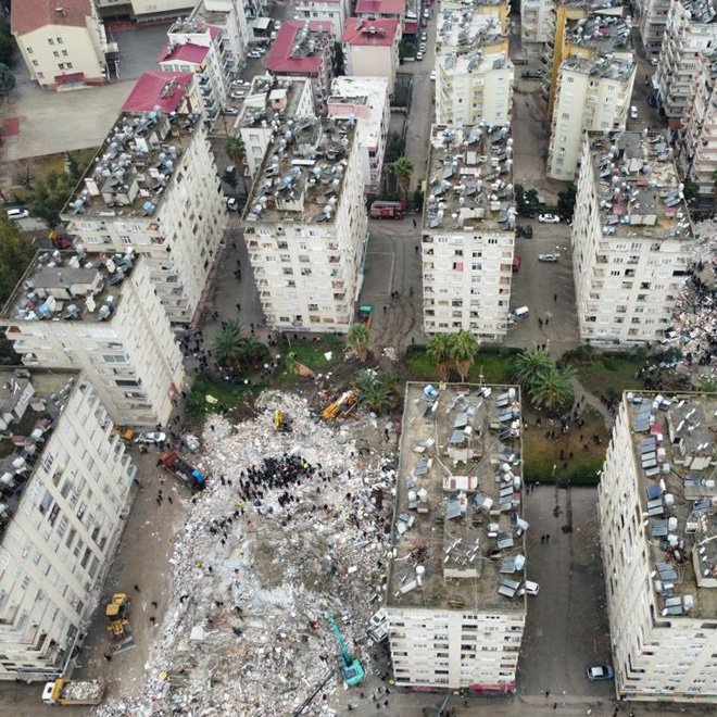 Karanlıkla birlikte hayalet şehir oluyorlar