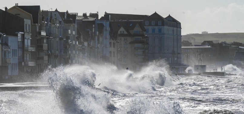 STORMS LEAVE 130,000 FRENCH HOMES WITHOUT ELECTRICITY