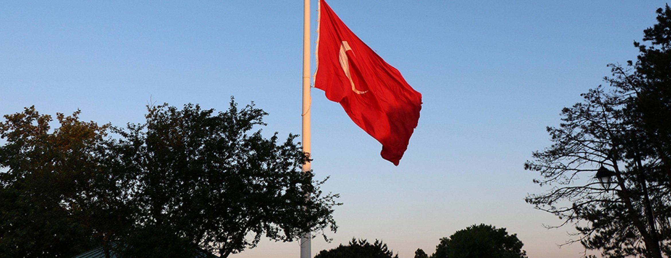 Milli yas ilanının ardından bayraklar yarıya indirildi