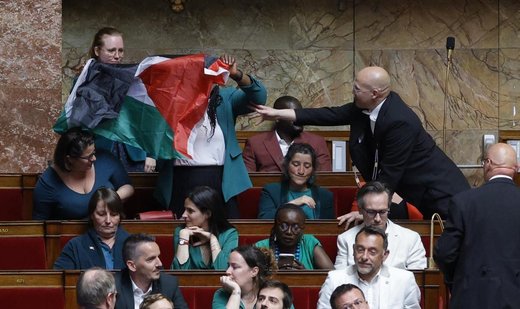 LFI lawmaker unfurls a Palestinian flag in French parliament