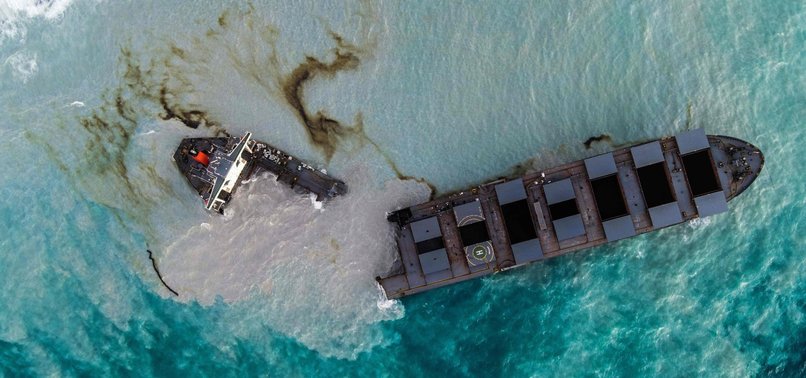 SHIP THAT OOZED OIL OFF MAURITIUS COAST SPLITS IN TWO