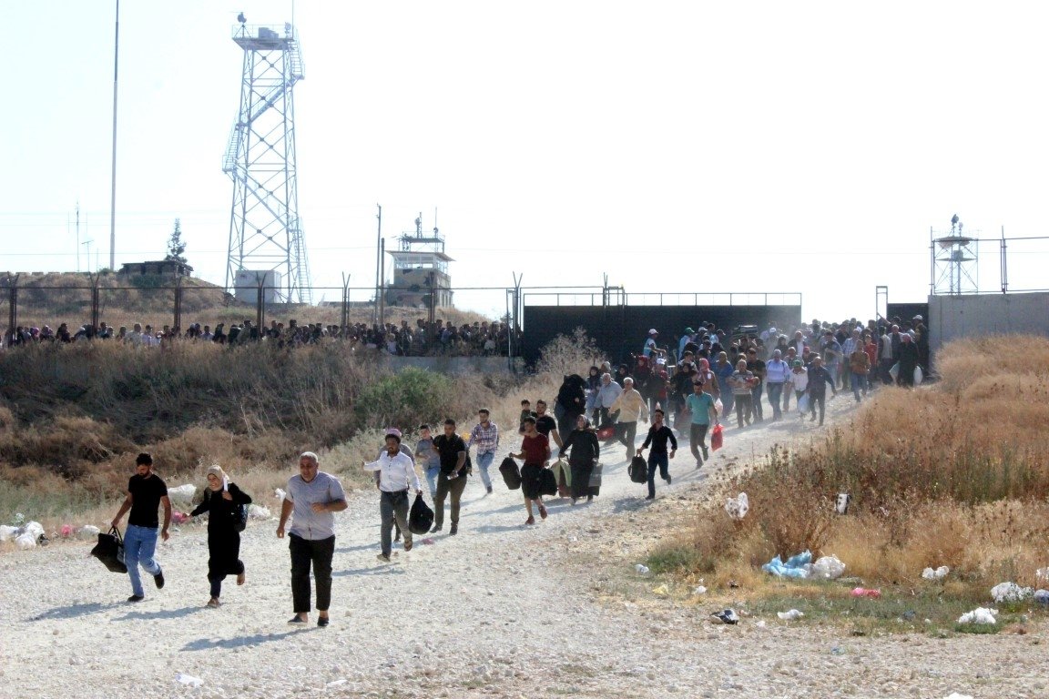 Suriyeliler koşarak ülkelerine gidiyor