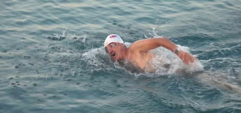 ATHLETES SWIM FROM TURKEY TO TRNC TO MARK ANNIVERSARY OF CYPRUS PEACE OP