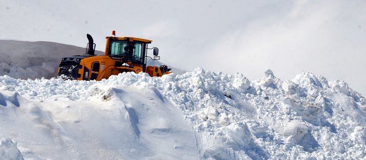 Kars’ta özel idare ekiplerinin baharda karla mücadele mesaisi devam ediyor