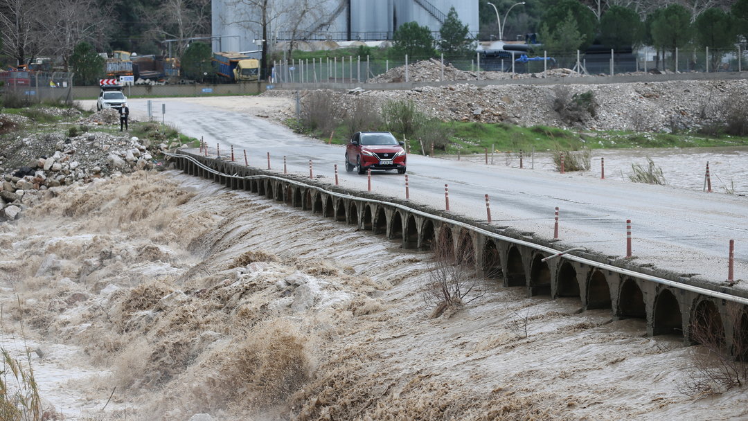 SAĞANAK HAYATI FELÇ ETTİ