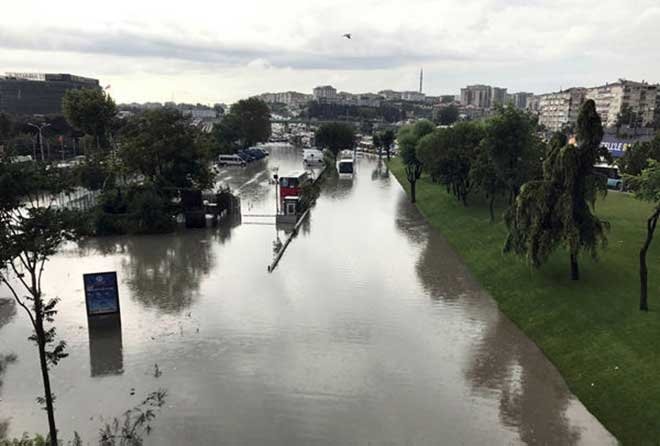 Yağmur İstanbul’u teslim aldı