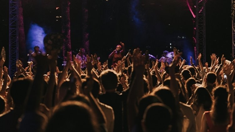 Arlo Parks, 31. İstanbul Caz Festivali’nde konser verdi