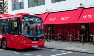 Hafız Mustafa 1864, Londra’da ünlülere komşu