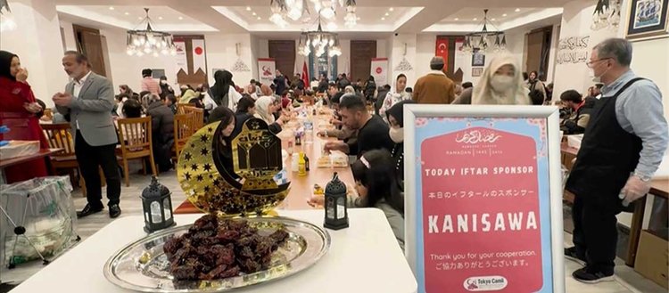 Tokyo Camisi’ne randevu alarak gelen Japonlar toplu iftarlara katılıyor
