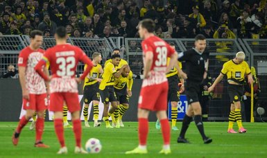 Malen double helps Dortmund cruise past Freiburg 3-0