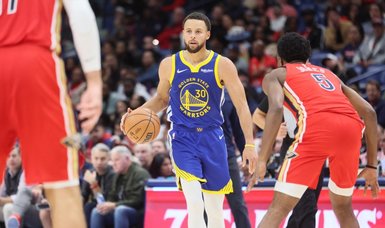 Steph Curry pours in 42 as Warriors roll over Pelicans