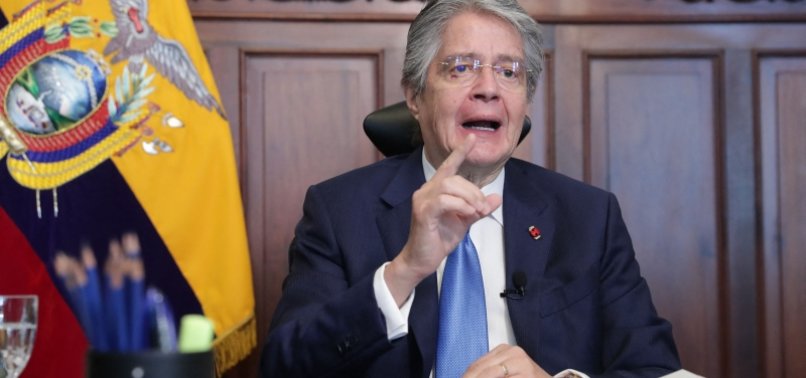 ECUADOR´S PRESIDENT SURVIVES ATTEMPT TO REMOVE HIM FROM OFFICE