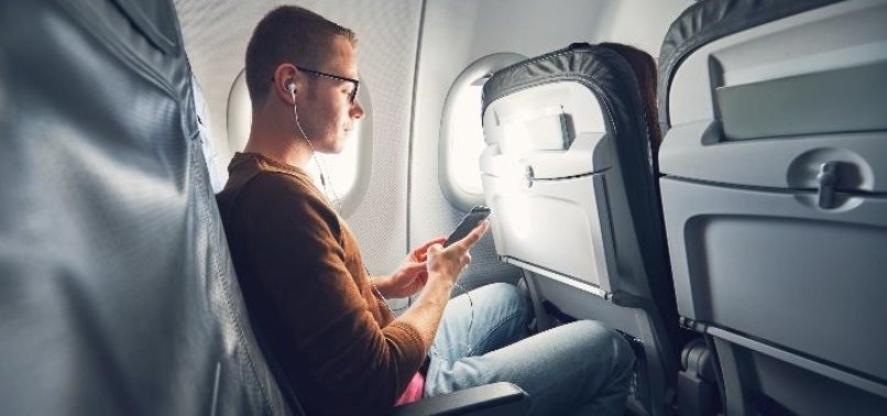 EUROPE TO ALLOW USING SMARTPHONES DURING FLIGHTS
