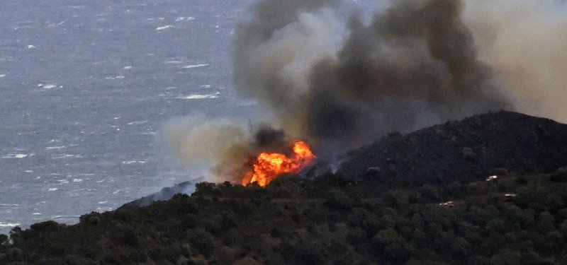 French forest fire rescue efforts hampered by strong winds