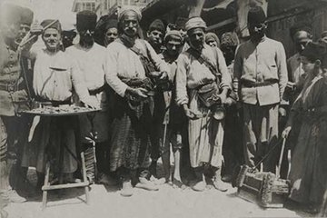 Osmanlı sokaklarının simgesi; seyyar satıcılar