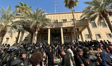 Followers of Iraqi Shiite cleric storm palace; curfew called