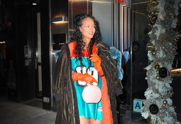 Rihanna Büyüyen Karnını Paylaştı