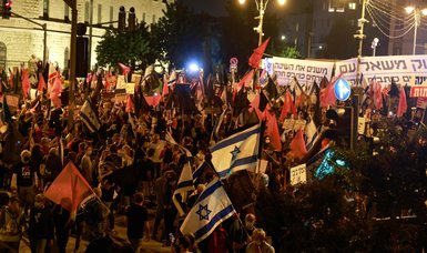 Thousands of Israelis pour into Jerusalem streets to demand departure of PM Netanyahu