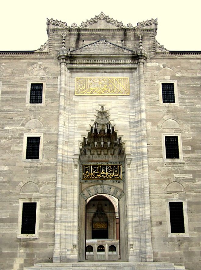 SÜLEYMANİYE CAMİİNİN TAÇ KAPISI