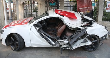 Car crushed by putschists' tank becomes symbol of resistance