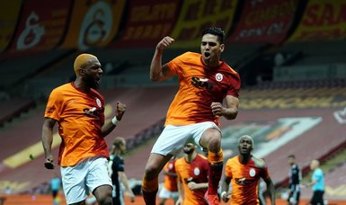 Galatasaray defeat Beşiktaş 3-1 in Istanbul derby to keep title hopes alive
