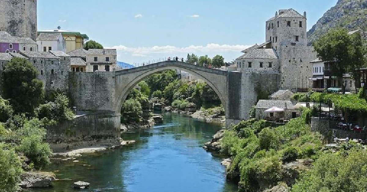 Bosna Hersek’in güneyindeki Mostar kentindeki tarihi Mostar Köprüsü’nün res...