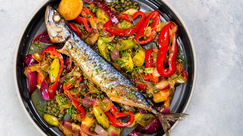 Fırında Kaparili ve Sebzeli Uskumru