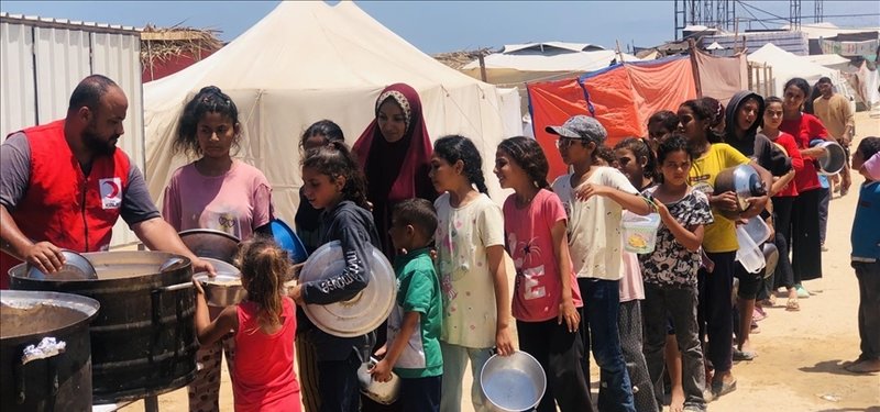 Turkish Red Crescent provides hot meals to 15,000 people per day in central Gaza