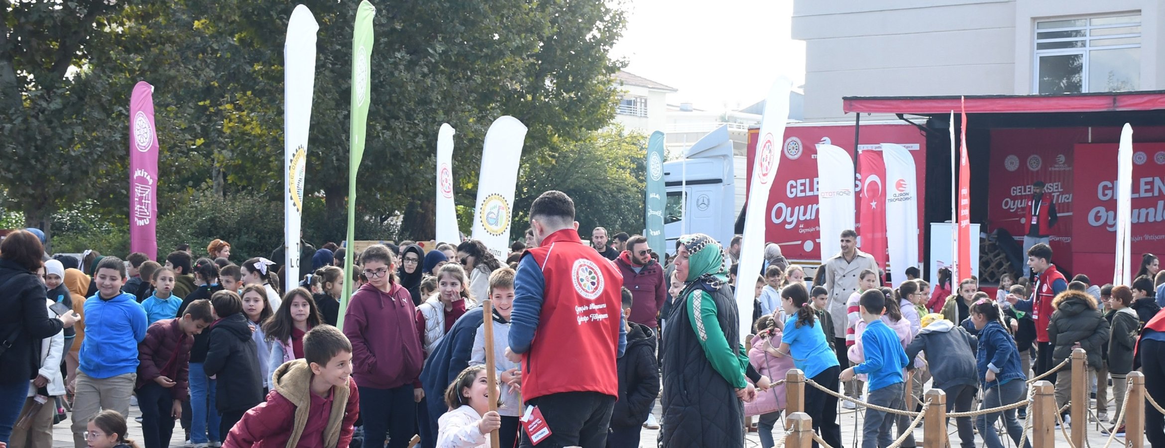Geleneksel Oyunlar Tırı, geçmişin oyunlarını Düzce’de öğrencilerle buluşturdu