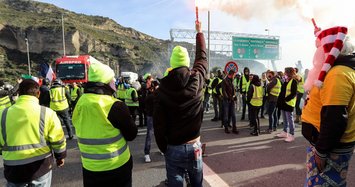 Death toll climbs to 10 in nationwide Yellow Vest protests in France