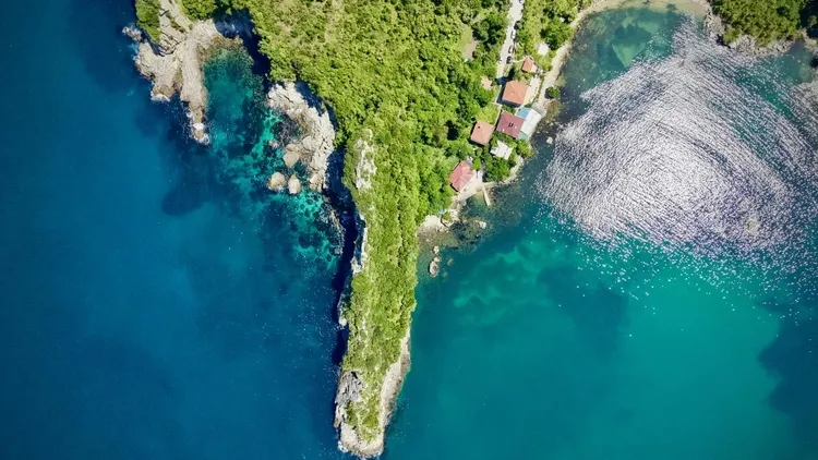 Gideros Bay draws visitors with nature and history