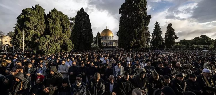 İsrail’in kısıtlamalarına rağmen Mescid-i Aksa’da 60 bin Müslüman bayram namazını kıldı