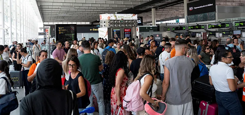 AROUND 700 FLIGHTS CANCELED AT ITALY’S CATANIA AIRPORT DUE TO MOUNT ETNA ERUPTION