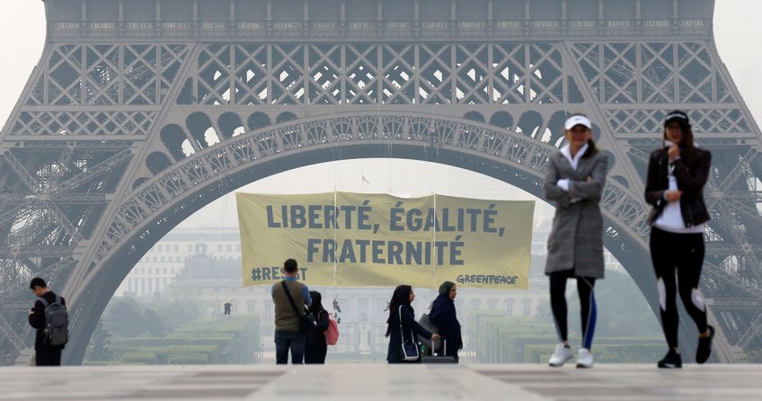 Eyfel Kulesi’nde Le Pen protestosu