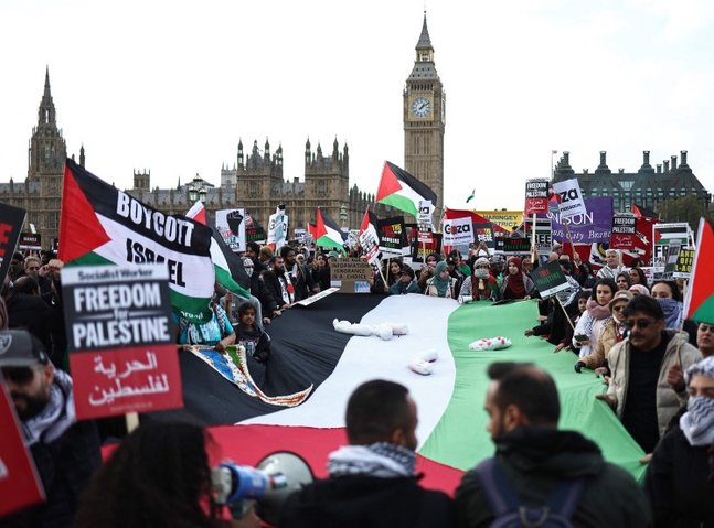 Tens of thousands of pro-Palestinian protesters march in London