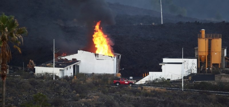 Lava from La Palma volcano burns cement plant, prompting lockdown