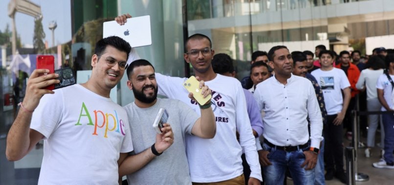 APPLE CRAZE DRAWS LONG QUEUES AT OPENING OF FIRST INDIA STORE