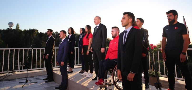 TURKISH PUBLIC SING NATIONAL ANTHEM IN HONOR OF MAY 19