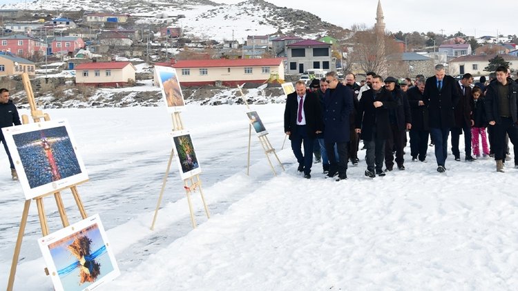 Buzla kaplı Çıldır Gölü’nde fotoğraf sergisi düzenlendi